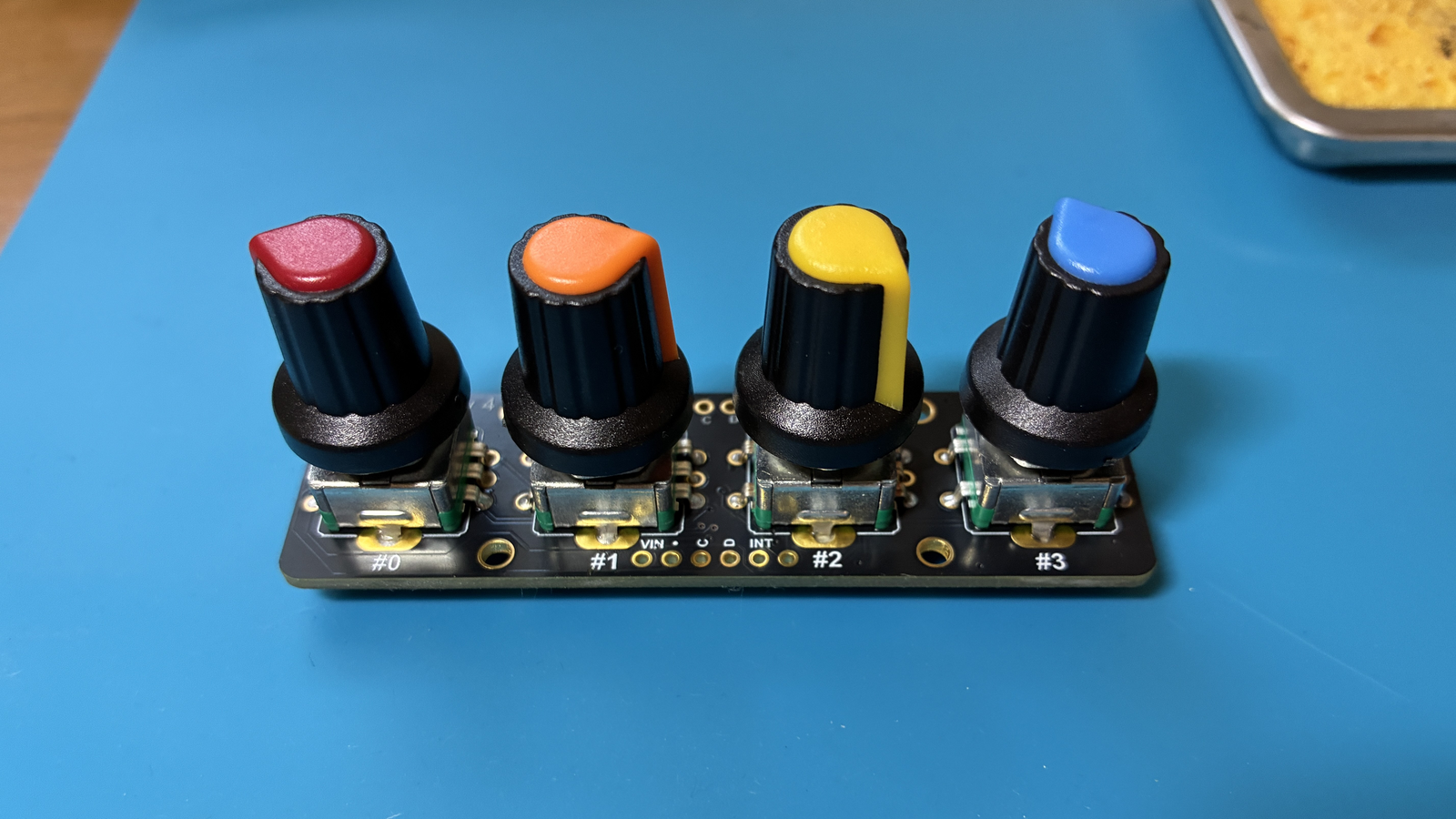 Adafruit I2C Quad Rotary Encoder — #0赤 #1橙 #2黄 #3青