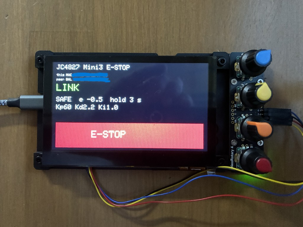 JC4827 画面下に赤い E-STOP、緑 LINK、SAFE が表示されている机上写真
