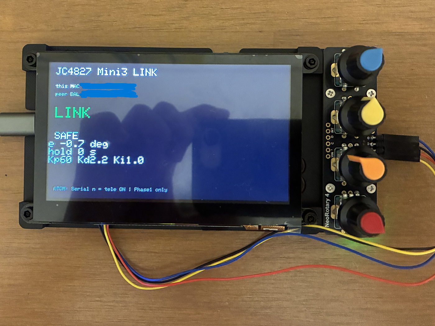 JC4827 画面に緑の LINK、SAFE、角度、PID ゲインが表示されている机上写真