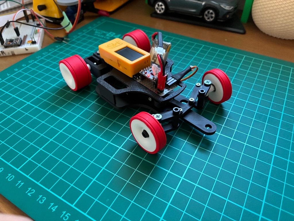 組み立て完了した RC-CAR（LiPo 搭載）