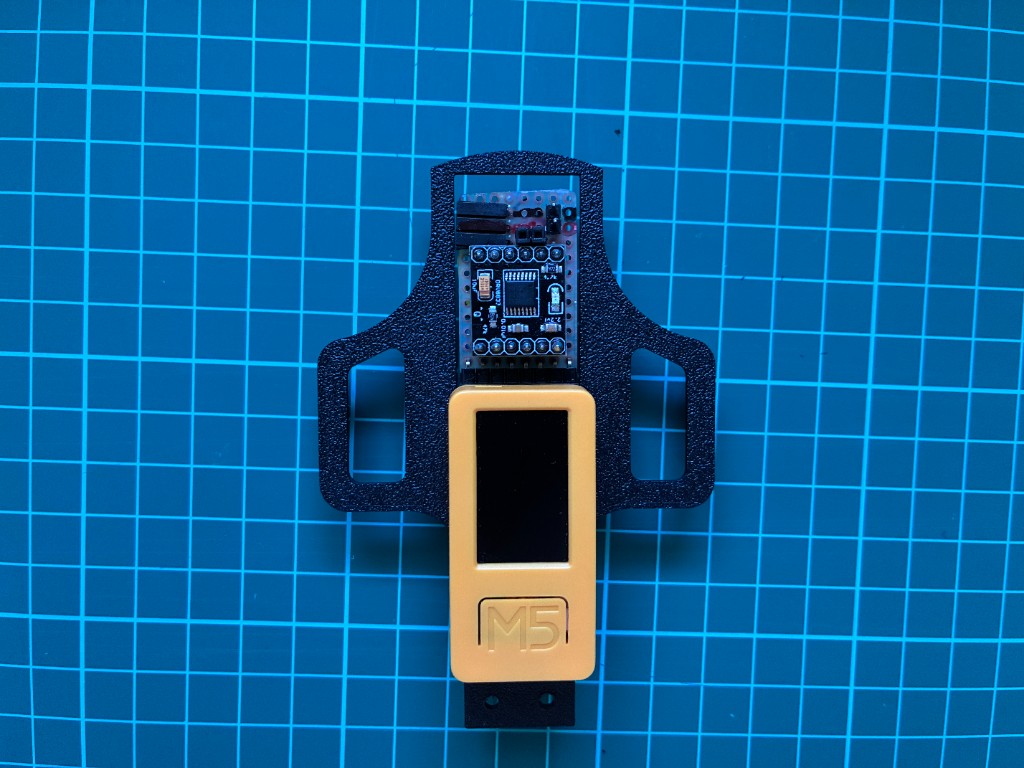 キャリアに載せた M5StickC と DRV8833 ジョイント基板