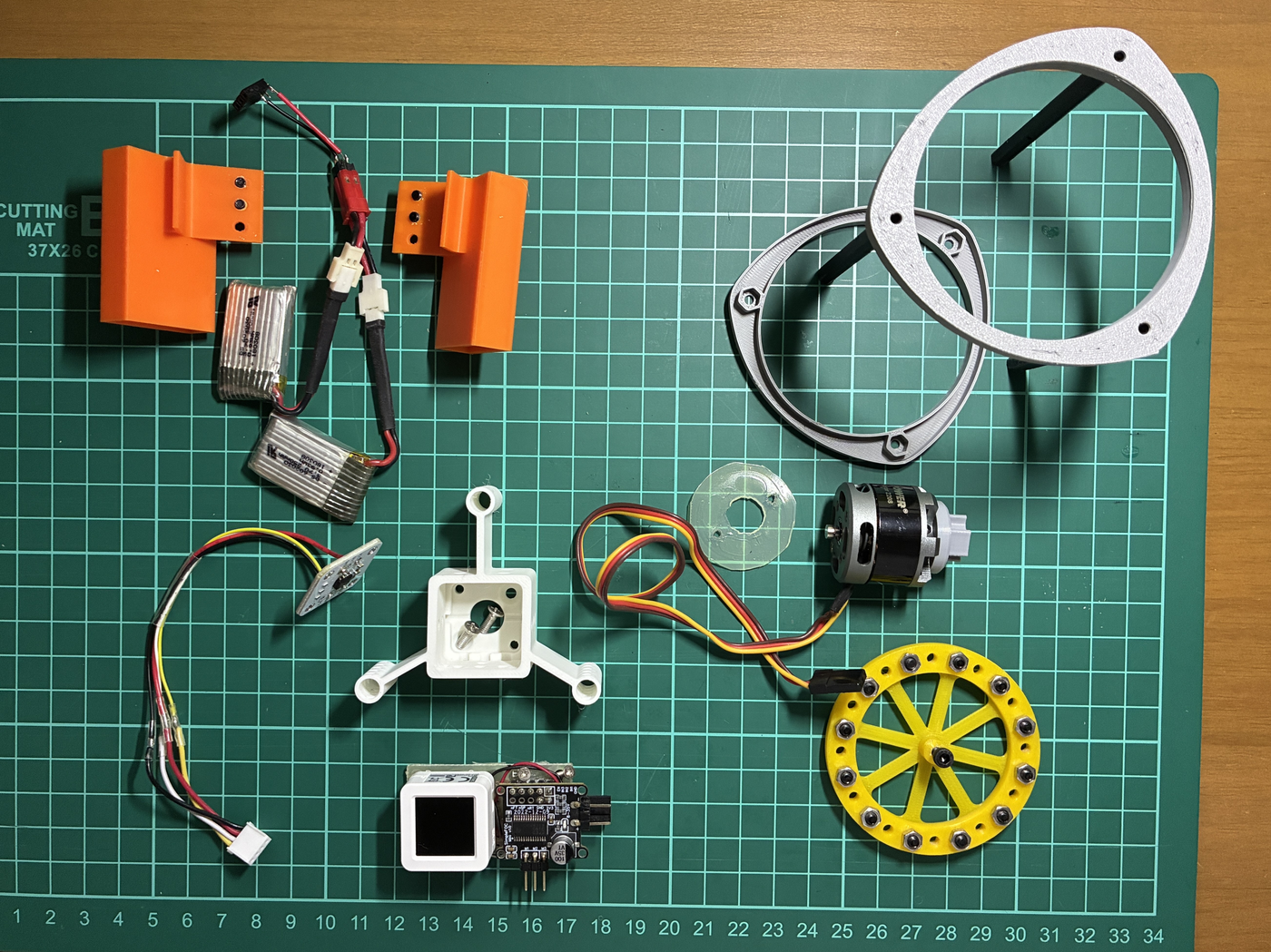 組立前の部品。銀色のルーロー、黄色いホイール、オレンジの台、2208、基板